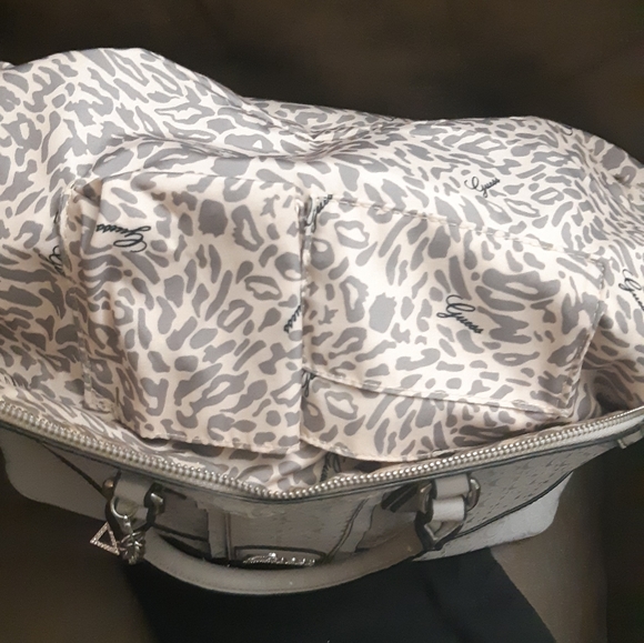 Guess bag with silver chain. - Picture 4 of 6